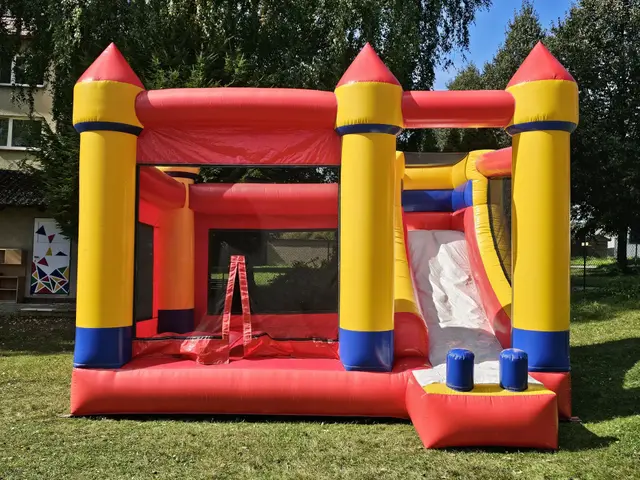 Střední skákací hrad "Věže"